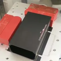 الوسم بالليزر على أكسيد الألمنيوم