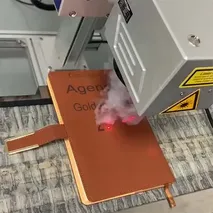 الوسم والنقش بالليزر على أغلفة الدفاتر الجلدية (الدفاتر المجلدة)