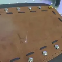 الوسم والنقش بالليزر على المواد المصنوعة من الجلد