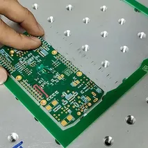 وسم لوحات الدوائر المطبوعة (PCB) بالليزر