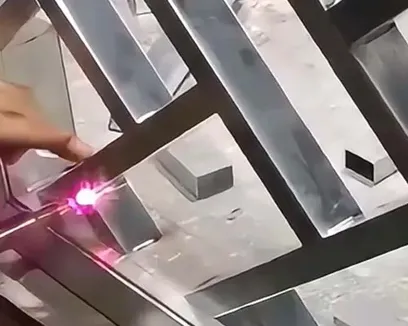 اللحام بالليزر لدرابزينات من الفولاذ المقاوم للصدأ